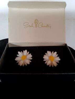 Sarah Coventry 1960s Celluloid Daisy Clip-on earrings.